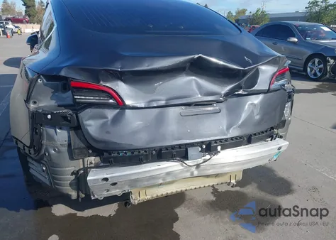 2018 Tesla Model 3 Long Range/Mid Range z USA, uszkodzony, nr VIN 5YJ3E1EA5JF020009